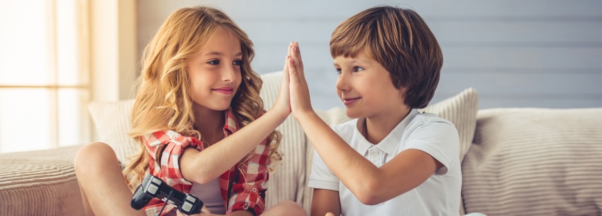 Jonge kinderen geven high five