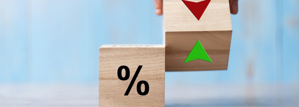 Bedrijfsmens Hand verandering houten kubusblok met percentage aan OMHOOG en Het pictogram van het pijl-symbool van de pijl.H.C. Rente, aandelen, financieel, rangschikken, hypotheekrente en Cut loss concept, hypotheek, hypotheekrenteaftrek