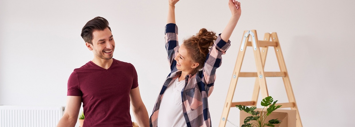 Vrolijke paar plezier in hun nieuwe appartement, hypotheek, overdrachtsbelasting, eerste huis, jong volwassenen