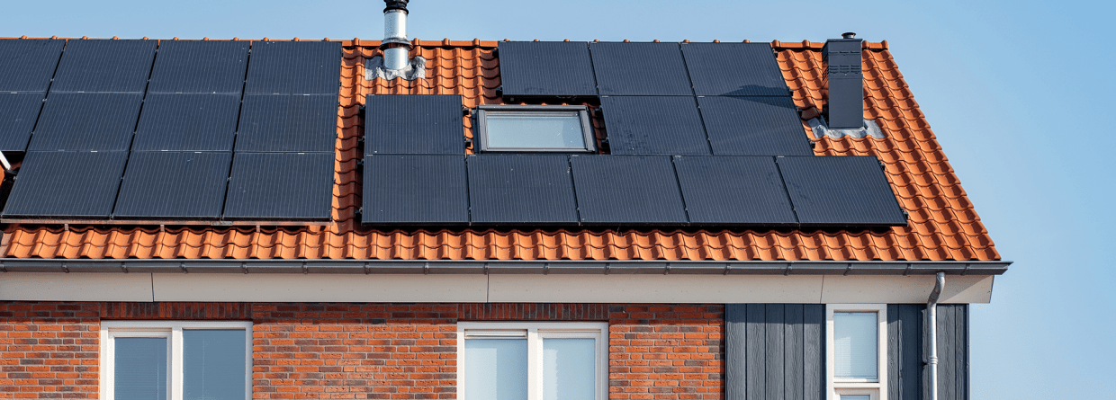 Zonnepanelen op twee huizen