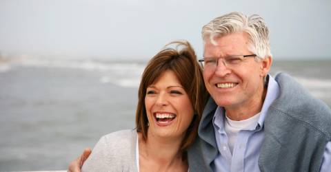 ouder stel lachen