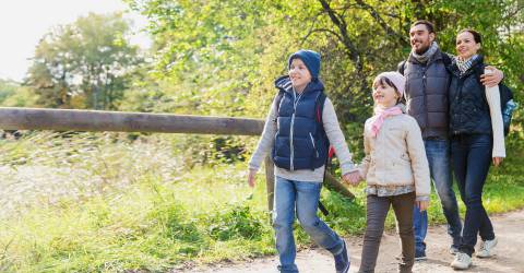 Gezin wandelt in het bos