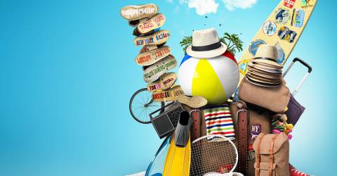 vakantiebenodigdheden, koffer, surfplank, bal, hoed, schoenen, tas, flippers, tennis racket, handdoek, fiets
