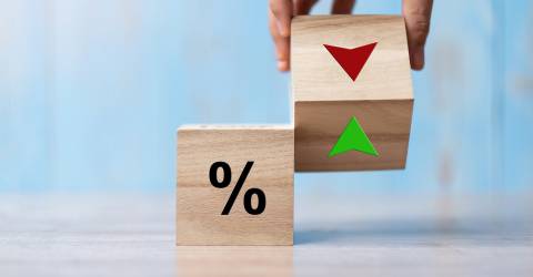 Bedrijfsmens Hand verandering houten kubusblok met percentage aan OMHOOG en Het pictogram van het pijl-symbool van de pijl.H.C. Rente, aandelen, financieel, rangschikken, hypotheekrente en Cut loss concept, hypotheek, hypotheekrenteaftrek