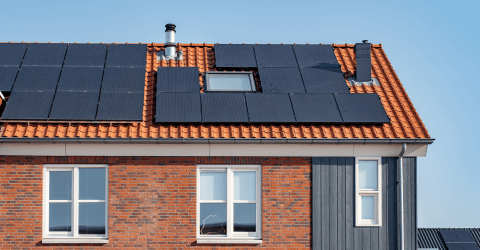 Zonnepanelen op twee huizen