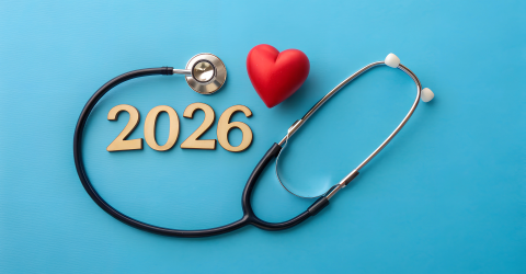 Zorgverzekering 2026; stethoscoop, rood hart en 2026 op een blauwe achtergrond