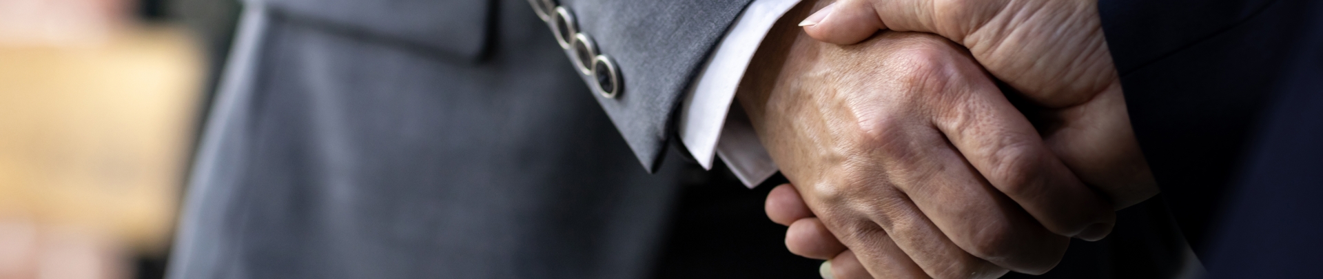 ondernemers die elkaar de hand schudden