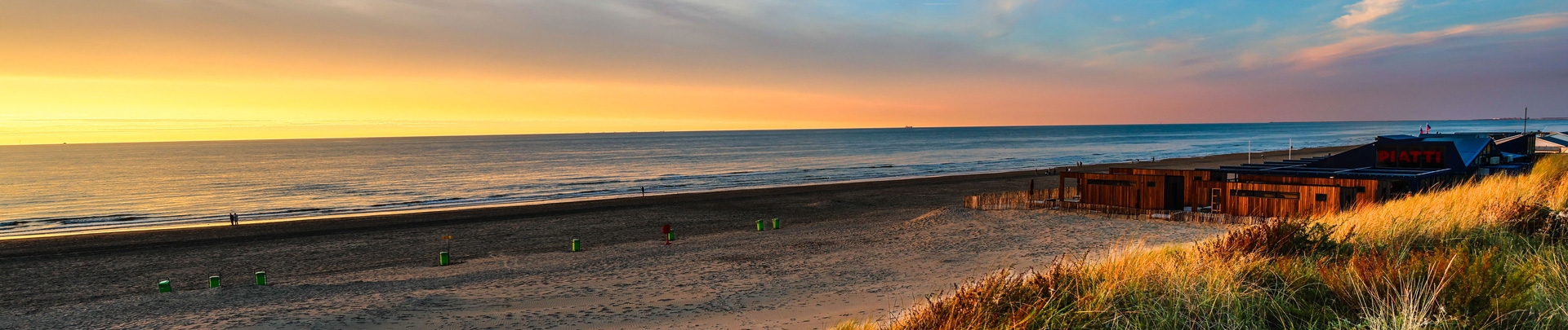Kustlandschap met zonsondergang bij Zandvoort aan Zee
